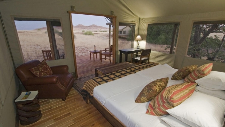 Desert Rhino Camp - Bett im Gästezelt